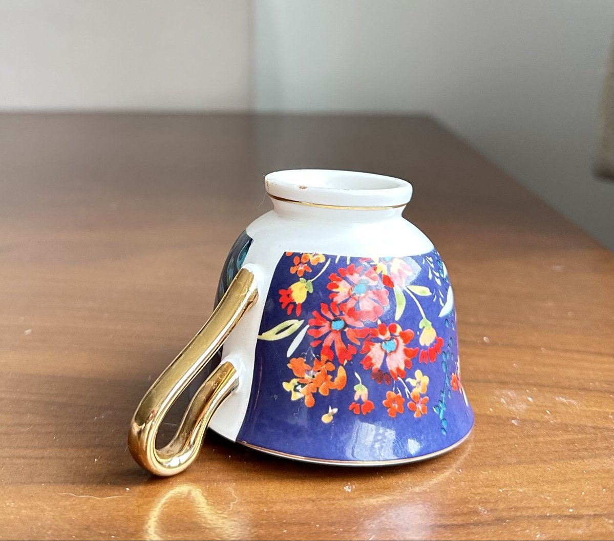 Mağazanızdan 2 kişilik fincan takımı aldım.Tasarım hatasından sapları fincan yüzeyinden yüksekte.Şimdiye kadar çok fincan kullandım.Böylesine rastlamadım.Ters kapattığımda doğru durmuyor.<a href="/englishhometr/">English Home</a>