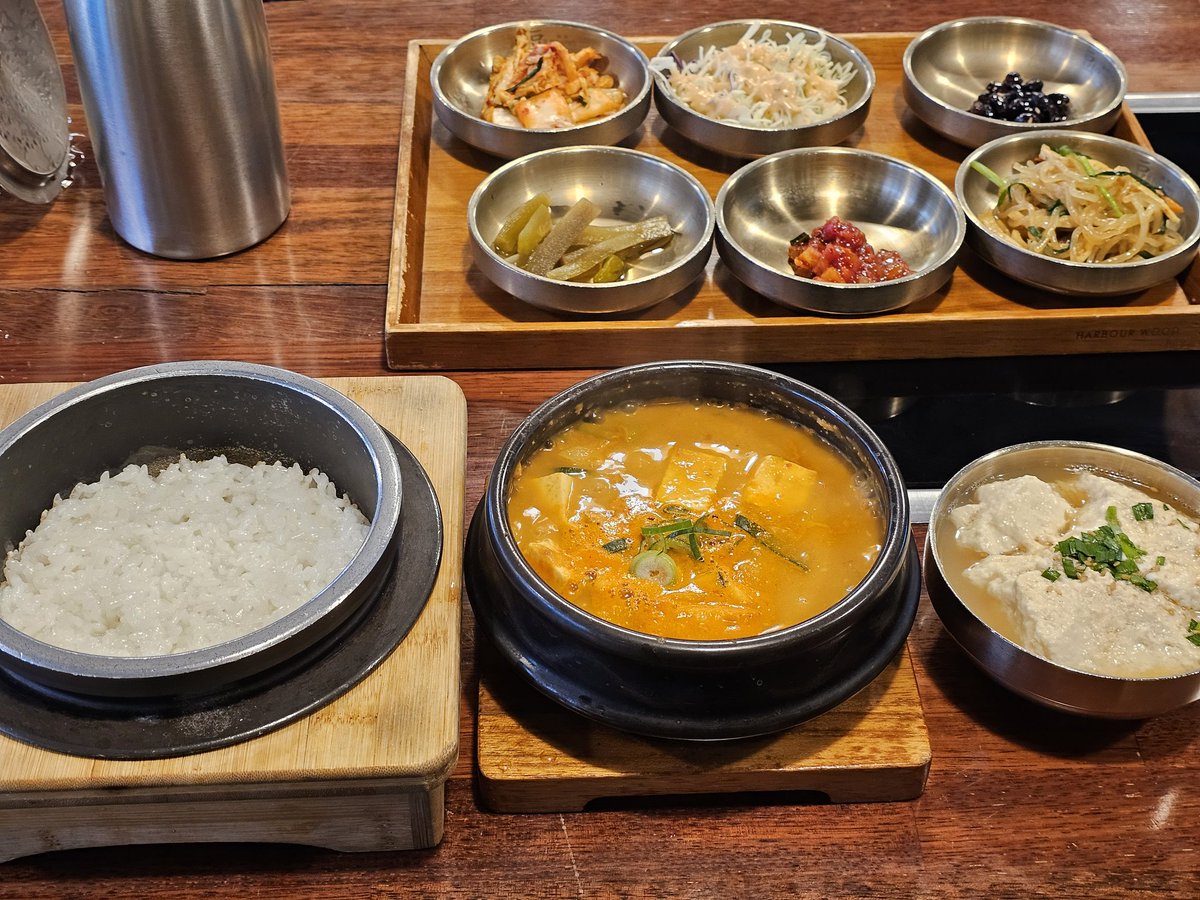 구수하고도 묵직한...
마치 오래된 청국장 같은 짙은 냄새가 나..!