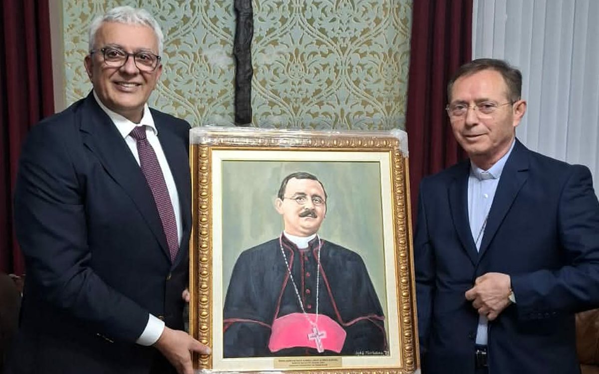 Предсједник Мандић посјетио Његову екселенцију надбискупа барског, монсињора Рока Ђонлешаја

Предсједник Скупштине Црне Горе Андрија Мандић посјетио је синоћ Његову екселенцију надбискупа барског и примаса српског, господина Рока Ђонлешаја. 

Предсједник Мандић и Његова
