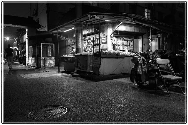 photos_dsmith's tweet photo. A shop open late at #night in #Changzhou #China, often the #local #people prefer to #socialise and go about their #business in the #cooler #summer #evenings #Asia #BlackandWhite #blackandwhitephotography #streetphotography #PictureOfTheDay for more see https://t.co/VilcfnO0ps https://t.co/PTXRXopdG2