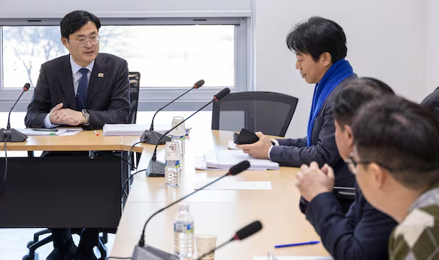 with_blockmedia's tweet photo. South Korea to Officially Legalize 'Market Makers' (MM) in Crypto Market

South Korea’s Financial Services Commission (FSC) is set to formally introduce a 'Market Maker' system for the digital asset market. This is a massive shift from "Retail-Only" to "Institutional-Ready" infrastructure. 

To end the "Kimchi Premium" and extreme volatility. By allowing professional institutions to provide liquidity (bid/ask spreads), the gov aims to stabilize prices and prevent "pump and dump" schemes during new listings.

It’s the foundational "last puzzle" for: 
✅ KRW-denominated Stablecoins (Price pegging) 
✅ Bitcoin Spot ETFs (Institutional inflow & smooth redemption) 
✅ Institutional Custody

Under the current "Virtual Asset User Protection Act," MM activities were often gray-zoned or flagged as price manipulation. The new 'Digital Asset Basic Act' will clearly define and legalize legitimate market-making.

The FSC plans to mirror the MM systems of the KOSPI/NASDAQ. This moves Korea closer to the operational standards of Binance and Coinbase, making it more attractive for global liquidity providers to enter the Seoul market.