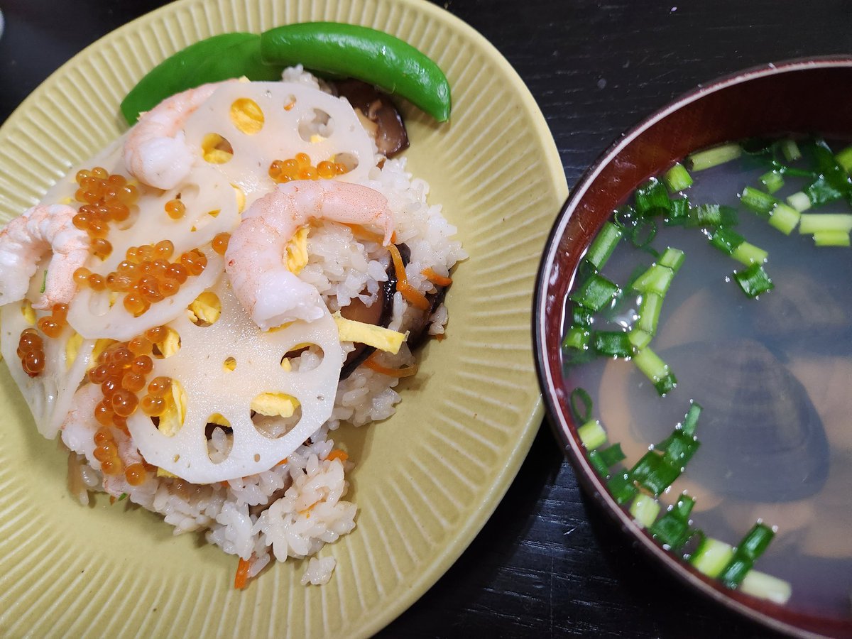 あかりをつけましょ　ぼんぼりに～
おはなをあげましょ　もものはな～
きょーおはたのしいひな祭り🎎
わーい。冷蔵庫が満員御礼みたいになってたからあったものだけでひな祭りメニュー出来た！ありがとう。いつかの私。茶碗蒸しは無理だったけど🤔
今日のブラッドムーン見たかったけど生憎の雨☔