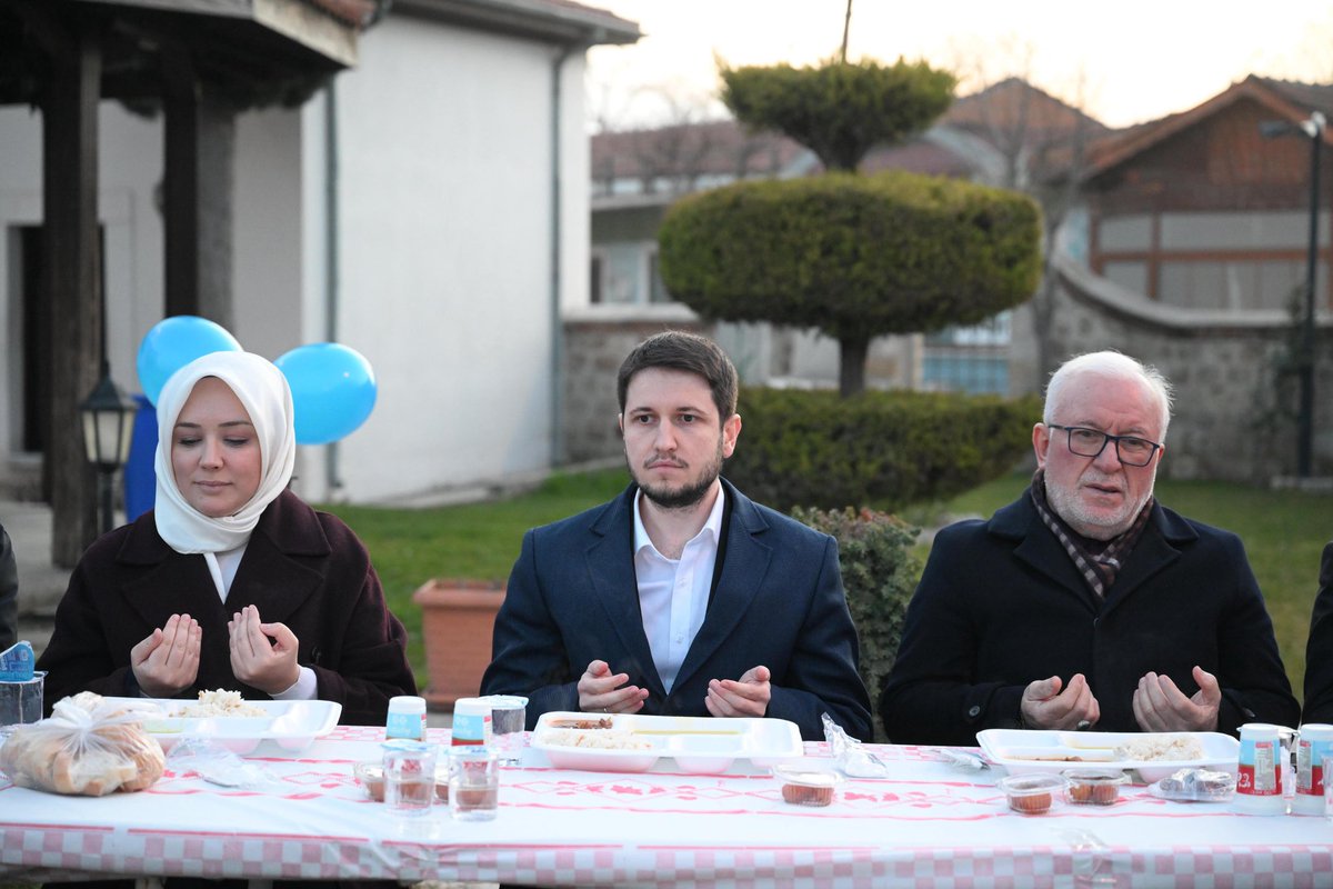 Avfatihdemir's tweet photo. 📍TÜGVA Edirne Aile İftarı 

@tugvaedirne Geleneksel Aile İftarımızda Genel Başkan Yardımcımız @Av_TubaArslan ‘ın katılımıyla kıymetli gençlerimiz ve misafirlerimizle aynı sofrada buluştuk. https://t.co/WPCXwUN0go