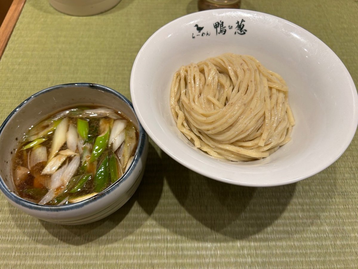 夜にこの看板 回避不可でした🍜 鴨と葱、 気づいたら2周目 並んで