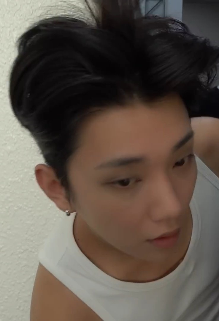 ochiachaa's tweet photo. ga habis fikir ada yang bilang joshua ganteng karena makeup/filter.. bro lu liat ini joshua bare face baru bangun tidur SE GANTENG INI 😇 https://t.co/gPqpyJzngi