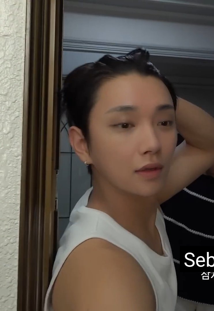 ochiachaa's tweet photo. ga habis fikir ada yang bilang joshua ganteng karena makeup/filter.. bro lu liat ini joshua bare face baru bangun tidur SE GANTENG INI 😇 https://t.co/gPqpyJzngi