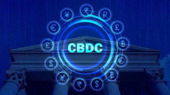 mkulunk's tweet photo. Ramazan notları:10

#CDBC
#İnsanınözgürlükanlamı
#DijitalKölelik

Zaman bize ait değildir; biz zamana emanetiz.
Mekân bizim değildir; biz mekânda misafiriz.

İnsan, varlık sahnesine “emanet” yüklenerek çıkmıştır. 

Kur’an’ın ifadesiyle göklerin ve yerin taşımaktan çekindiği bir yükü omuzlamıştır: irade yükünü. İşte bütün mesele burada başlar.

Para dediğimiz şey de aslında bir emanetin temsilidir. 

Değer, insana verilen rızkın ve nasibin sembolüdür. 

Nakit, insanın elinde duran küçük bir özgürlük alanıydı; kul ile Rabbi arasında, niyet ile amel arasında sessiz bir köprüydü. 

Harcama bir tercihti; tercih ise kalbin yönelişiydi.

Şimdi değer, kodlara dönüşüyor. #CBDC denilen dijital para, zahirde bir kolaylık gibi görünse de batında başka bir soruyu gündeme getiriyor: 

Emanet, algoritmaya teslim edilebilir mi?

Tasavvuf bize şunu öğretir:
Kulun hürriyeti, Allah’a teslimiyeti kadardır.
Ama kulun hürriyeti, beşerî tahakküm altında daralır.

Eğer insanın ekonomik hareketleri bütünüyle görünür, ölçülür, sınıflandırılır ve gerektiğinde yönlendirilir hâle gelirse; irade ne kadar serbest kalabilir? 

Çünkü irade yalnızca büyük tercihlerde değil, küçük seçimlerde tecelli eder. Bir lokma ekmek alırken, bir ihtiyaç giderirken, bir infakta bulunurken…

Dijital kimlik ile dijital para birleştiğinde ortaya çıkan şey sadece teknik bir sistem değildir; insanın “fiil alanı”nın kayıt altına alınmasıdır. 

Oysa kulun Rabbiyle arasındaki alan mahremdir. 

Tasavvuf, insanın iç âlemini korumayı öğütler. Sürekli gözetim altında bir bilinç, zamanla kendi kendini sansürlemeye başlar. 

Bu ise zahiri bir düzen içinde batıni bir daralma üretir.

Mesele teknolojiye karşı olmak değildir.
Mesele, emaneti kime teslim ettiğimizdir.

Emanet bilinci şunu söyler:
Mal da, para da, güç de bize ait değildir.
Ama onların kullanım iradesi bize bırakılmıştır.

Eğer o irade, sistem tarafından programlanabilir bir nesneye dönüşürse; insanın “kul” olma bilinci zedelenir. Çünkü kul, Allah’a karşı sorumludur; algoritmaya karşı değil.

Zaman ve mekân emanet ise, para da emanettir.
Emanet ise, hür irade ile taşınır.

Asıl soru şudur:
Dijital çağda insan, iradesini koruyabilecek mi?

Yoksa konfor uğruna, adım adım içsel hürriyetinden mi vazgeçecek?

Hakiki özgürlük, sistemden kaçmak değil; sistem içinde bile kalbi hür tutabilmektir.
Fakat bunun için önce şuur gerekir.

Şuur olmazsa, kolaylık zannedilen şey zincire dönüşebilir.
Şuur olursa, zincir bile imtihan olur.

SON SÖZ:DJİTAL KÖLE OLMAMALIYIZ
TÜRKIYE’DE INSANLAR DİJİTAL KÖLE HALINE GETIRECEK BİR MODELDEN UZAK DURMALIDIR

EĞER IKTIDAR VE GÜÇ ADINA TEKNOLOJİK YAPIYI KULUN İÇSEL VE DIŞSAL BÜTÜN ÖZGÜRLÜKLERİNİ YOK ETMEK ÜZERE KURGULANMIŞ BİR  MODELİ MERKEZE KOYULURSA BURADAN ORTAYA ÇIKACAK OLAN DOĞRUDAN ALLAHIN DOĞAL DIYALEKTIĞINE AYKIRI BIR ŞEKILDE YERYÜZÜNDE LOKAL TANRI IDDIASI ORTAYA ÇIKAR.
BU KABUL EDİLEMEZ.