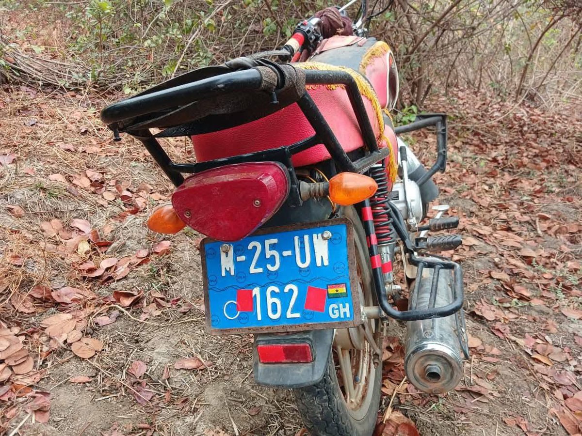 _DailyGhNews's tweet photo. 🚨 Five armed men reportedly ambushed travellers on the Gbal–Nyantie road in Sissala West, stealing four motorbikes, cash and phones at gunpoint. Police later recovered one motorbike and a mobile phone near Sangbaka during a patrol. https://t.co/evnZ3N7Aw2