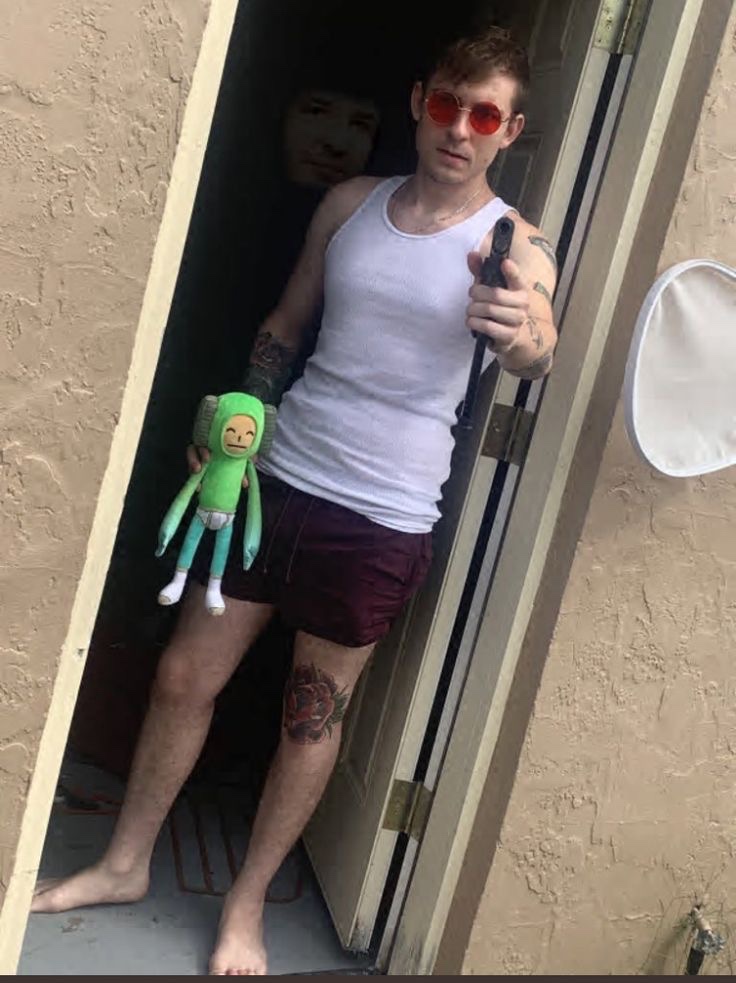 insane poses tweet media