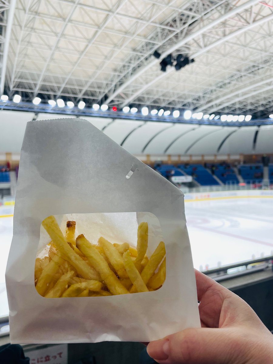 icehockeybear's tweet photo. 今日の #Eグル は
#マチガイネッエゾベース さまの
和牛バーガー🍔
#kitchencamp さまの(略してKC)
ポテト🍟 ご馳走様でした😋
バタバタで美味しそう写真じゃなくて🙏
#レッドイーグルス北海道
#スタグル
#アジアリーグアイスホッケー https://t.co/rlFpMRMeS9