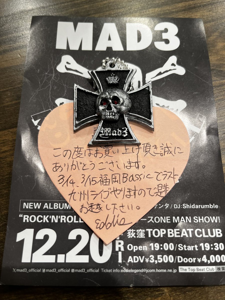 tkc263's tweet photo. EDDIE直筆のメッセージ付きだと！？
また宝物増えてしまった😫✨
ラストライブ行きたい。#MAD3 https://t.co/apvTvwFOLH