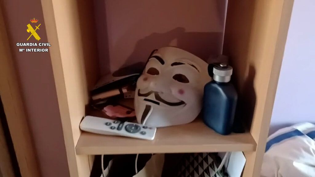 3linconformista's tweet photo. Cuatro hackers de Anonymous, detenidos por atacar webs de organismos públicos españoles https://t.co/JhUWbplvvW https://t.co/i3Cq3HP0n1