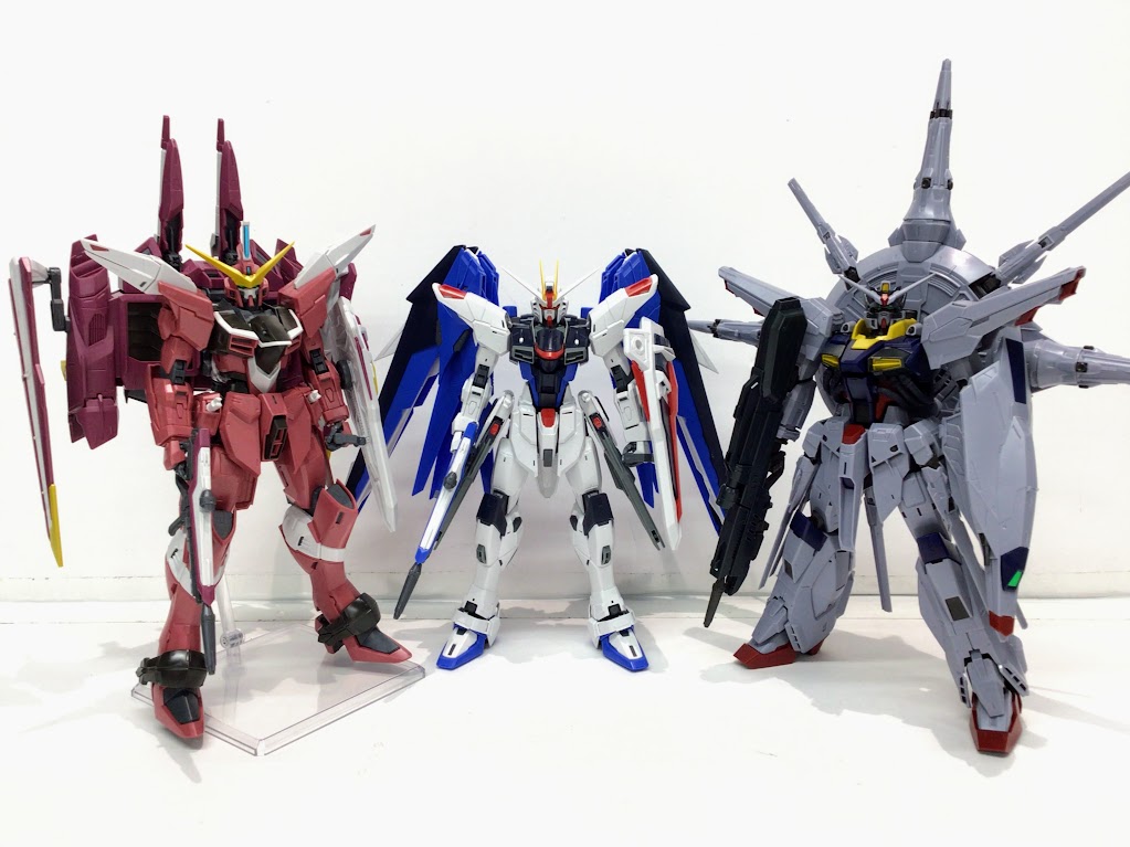組み立て済みのMG フリーダムにジャスティス プロヴィデンス等々