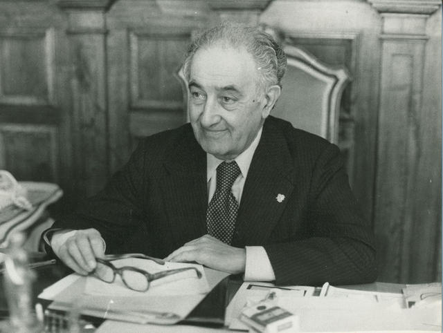 ConsuorF's tweet image. 5. Aprovechando que Rosón, ministro interior, estaba negociando con Mario Onaindía y Juan Mari Bandrés la disolución de #ETAPM, Joseba aprovechó su relación con ellos para hacerles llegar las pruebas. Bandrés presionó al ministro y consiguió que finalmente se les detuviera.
