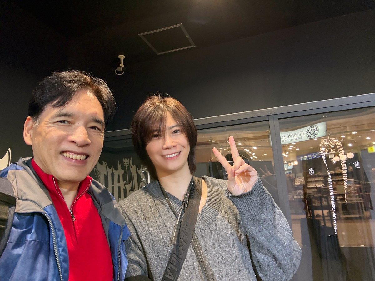 YoshitoHori's tweet photo. 先週末はGLAYのTERUさんに会いに、函館に前田裕二君と1泊2日の二人旅。

初日はスノボを楽しんで、「函の木」でTERUさんのアート展示を堪能して、飲み会へ。

２日目は、TERUさんの思い出の地を訪問し、スタジオへ。帰路に函館空港GLAYショップにてパチリ。

函館を好きになりました。本当に感謝です！ https://t.co/hcQP5P12t1