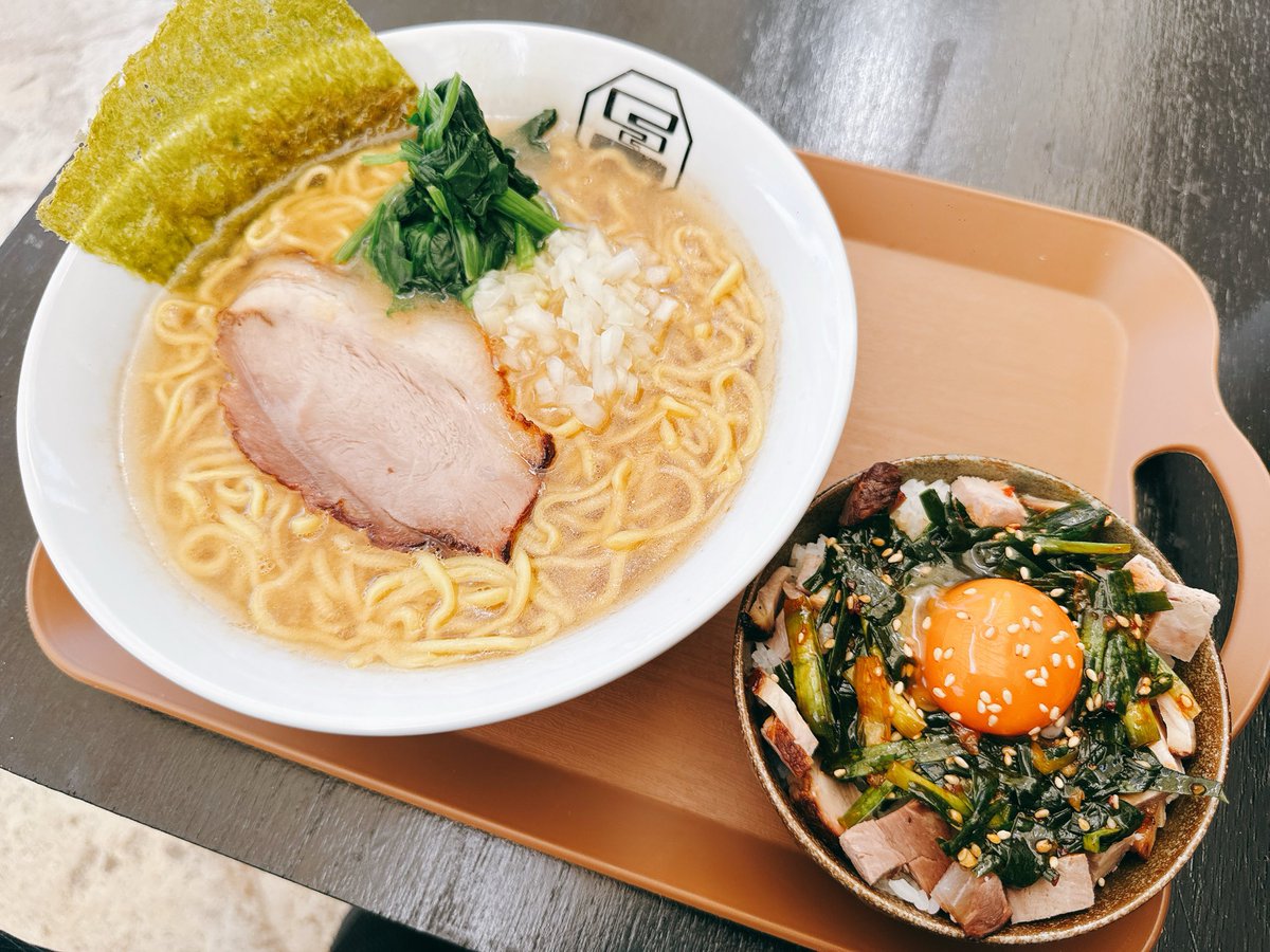 【先日の一杯】
うるマル的家系リスペクト 豚骨醤油ラーメン中（ミニ丼メニュー名失念申し訳）
がろんちゃん異動前こうちゃんさんラスト。
豚骨しっかりカエシもしっかり、製麺Labの麺もバッチリハマる。
そして、特筆すべきはやっぱりチャーシューよね。
食べ応えバッチリで幸せ。
旨い！