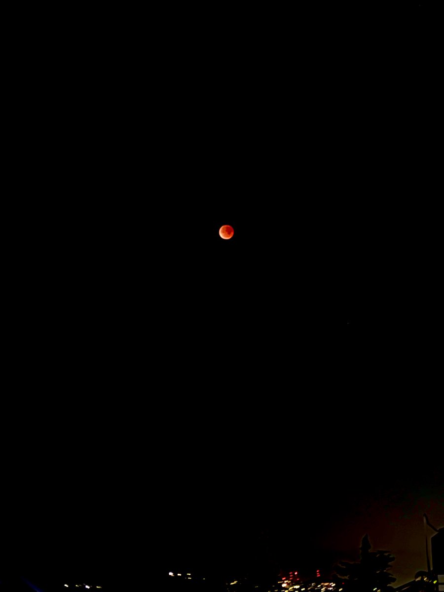 Freegiino's tweet photo. Hoy son ¡Buenos días!  #Luna #Eclipse #EclipseLunar  🌘 https://t.co/a7s2FwQm8P