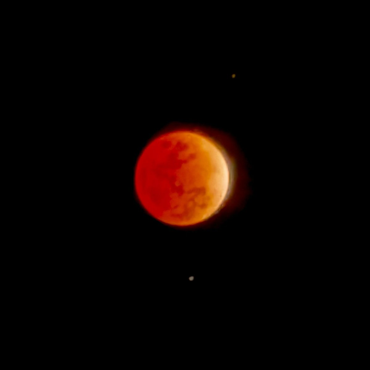 Darth_K2B's tweet photo. Blood moon shot using iPhone 16 pro max 22x zoom magnification. Sayang walang magandang tripod. https://t.co/i4Zgg98lJi