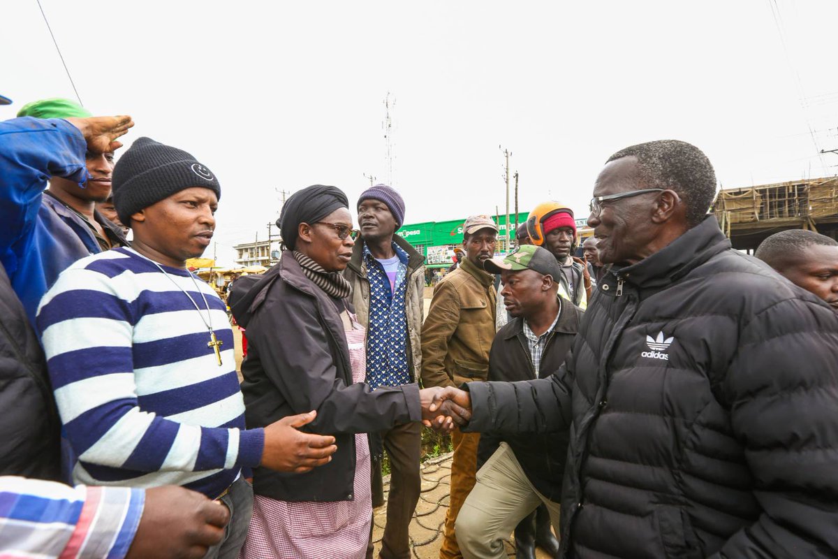 Who else noticed a female on Maraga's security detail.

From the look of things, he is the only president who will actualize the 2/3rd gender rule.

#UkatibaCaravan Nakuru Edition.