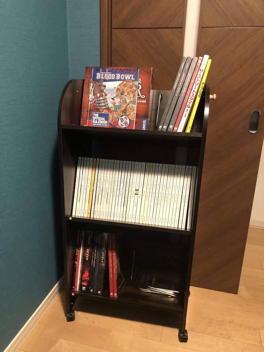 マガジンラック買った！大判の本はすべて平置きだったのでスッキリ。