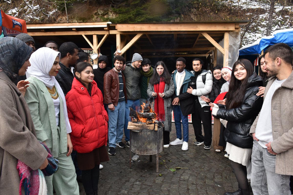 📍 YTB Ankara Ofisi Kış Okulu Trabzon’da!

YTB Ankara Ofisi Kış Okulu programına katılan uluslararası öğrencilerimizle birlikte Karadeniz’in incisi Trabzon’u keşfettik. 🌊🌲

Tarihi ve kültürel zenginlikleri yerinde görme fırsatı bulan öğrencilerimiz, hem şehrin eşsiz doğasını