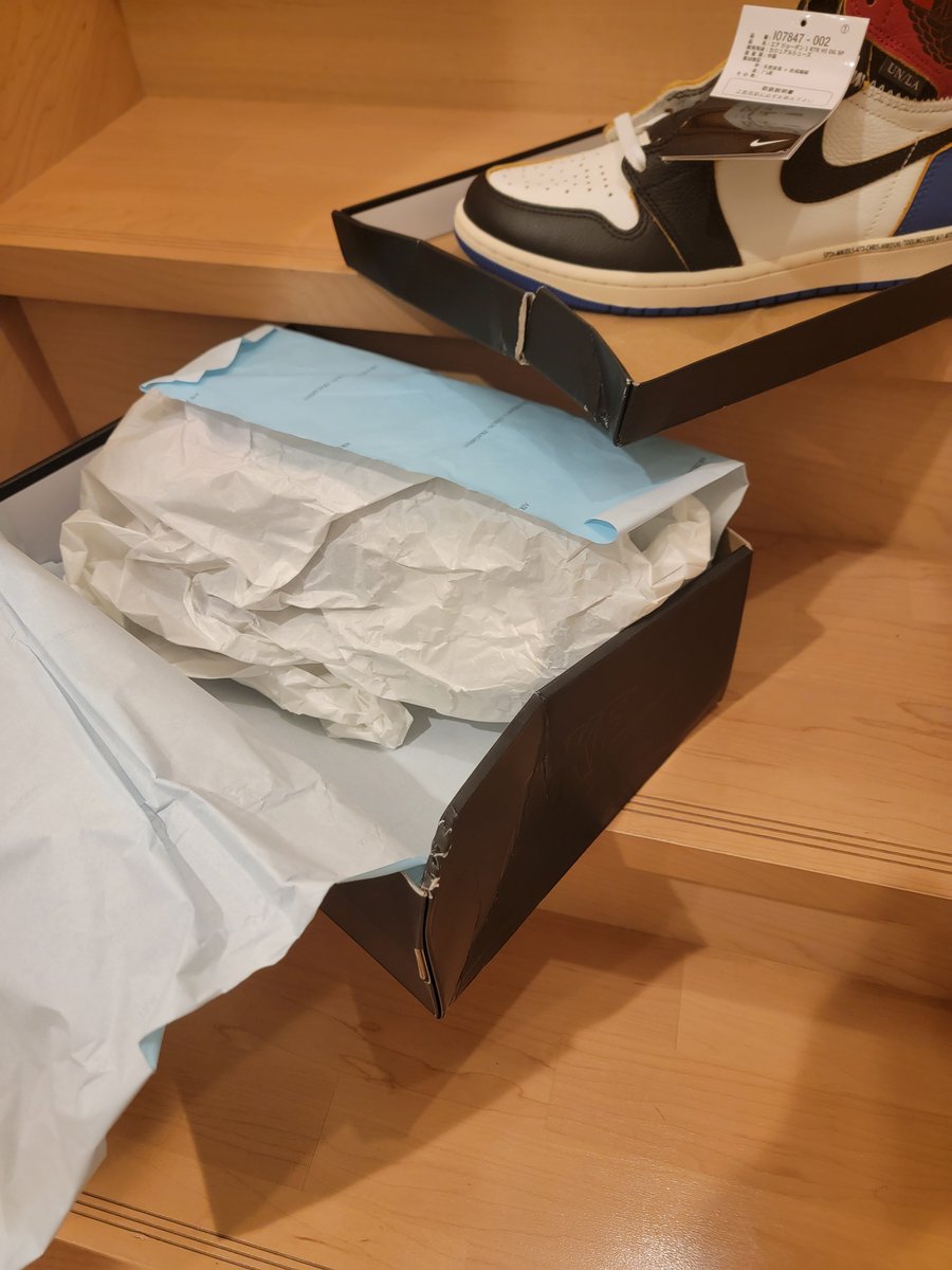 nobusimulink's tweet photo. 今日、Fragment × UNION × AJ1が届きました。　　　　　　ただ、Unionさん流石にこれは送っちゃダメでしょ。
箱が大爆発しています。 https://t.co/dsbxdcruVo