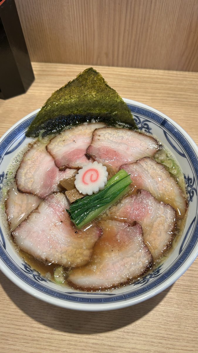 ttorist2017's tweet photo. 中村麺三郎商店　相模原市

premiumチャーシュー本枯れ節香る 背脂煮干しらぁ麺
2,600円
ちいさいごはん
150円

昨日のお昼は 此方へ✨

天城黒豚のバラの吊るし焼きが8枚も入った絶品のチャーシュー麺✨🥩プルンと弾力があり 確かにpremiumな味わいでした✨😋平打ち12番の麺もとても美味しかったです https://t.co/5TqyRhQDWg