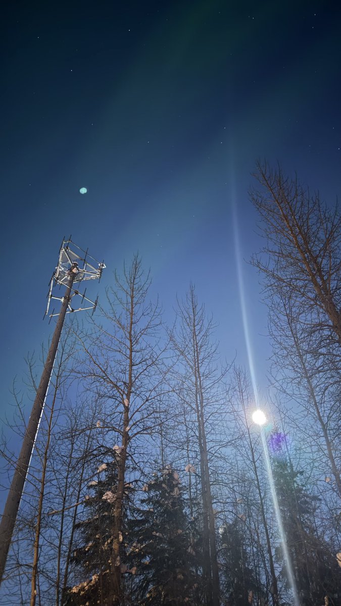 ChenaOnsen's tweet photo. 3月3日午前0時ごろのオーロラです✨
今晩は満月で、夜中2時ごろには皆既月食になるようなので、オーロラとのコラボレーションになるでしょうか。

#アラスカ　#チナ温泉リゾート　#オーロラ　#満月 #皆既月食 https://t.co/YuP356xcJW