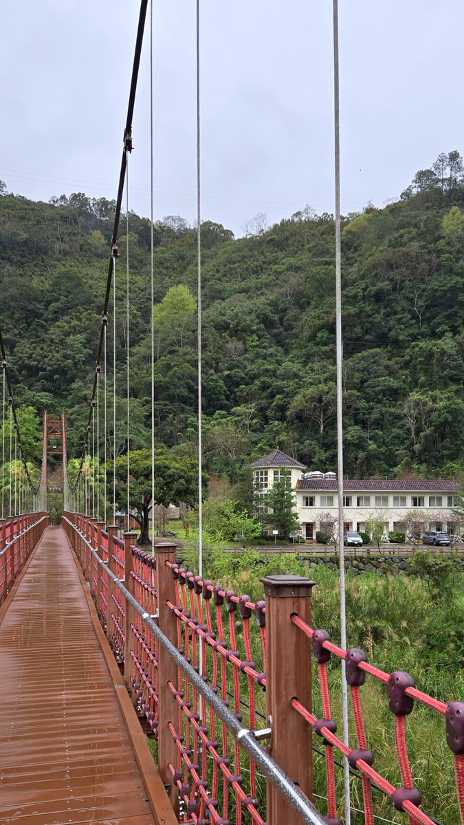 如果沒意外，密集旅遊應該在八月結束，共5.5年，接下來會忙個幾年，中間有空就出國吧～
今天來到新竹縣尖石鄉的會來溫泉渡假村，可惜房間內沒有溫泉浴池，湯屋在主館，另外收費。下雨天，照片灰濛濛，圖四、住處。😅