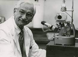 “Tanti insistevano che brevettassi il vaccino, ma non ho voluto. È il mio regalo a tutti i bambini del mondo” 
Il 3 marzo 1993, a Washington, muore Albert Sabin, il medico che sviluppò il vaccino antipolio