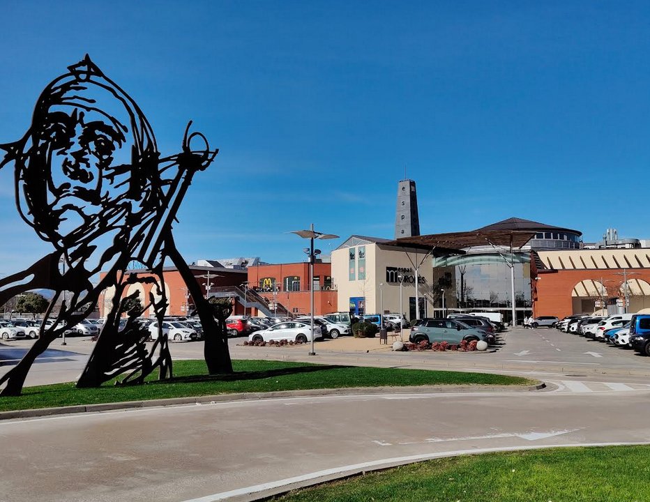Gironanoticies's tweet photo. L’Espai Gironès impulsa un taller de caixes niu per reforçar la renaturalització de Salt https://t.co/L6FYF400mG

El centre comercial organitza dissabte  un taller gratuït per construir caixes niu i refugis de dragons que  s’instal·laran al pàrquing exterior dins la seva aposta per la  sostenibilitat  @ccespaigirones   @paujorda