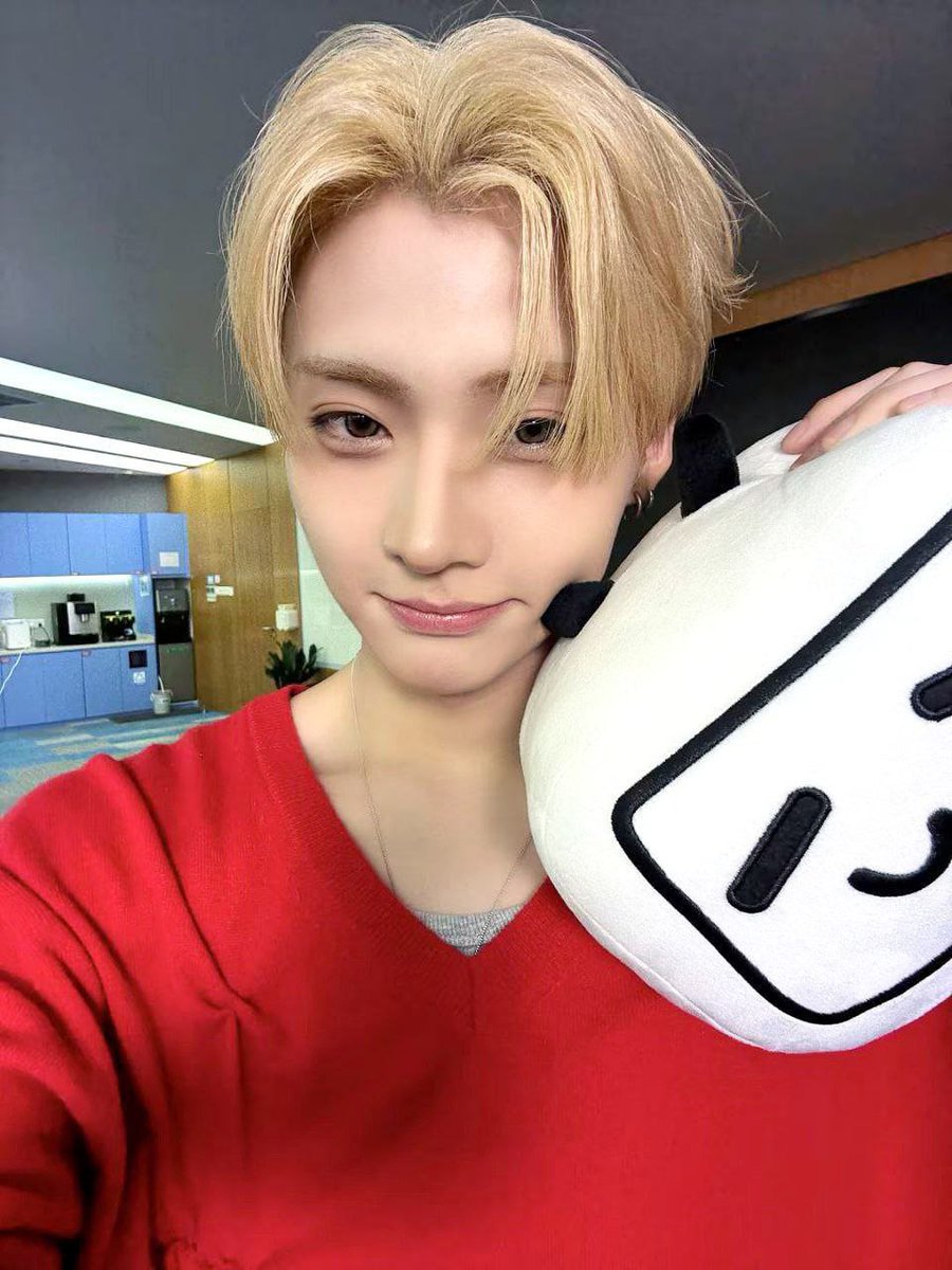 Ruang__Rasa's tweet photo. ˗ˏˋ ❀ 𝐅𝐢𝐭𝐮𝐫 𝐒𝐩𝐞𝐬𝐢𝐚𝐥 : 𝐊𝐢𝐫𝐢𝐦 𝐑𝐚𝐬𝐚 ❀ ˎˊ˗

From : Geraldion
To : Eyiong ( @wineq )
🎁 : red rose flower
Message :
“Happy 100 (+1) days! I love you always, baby.” https://t.co/3dBAaTAIAv