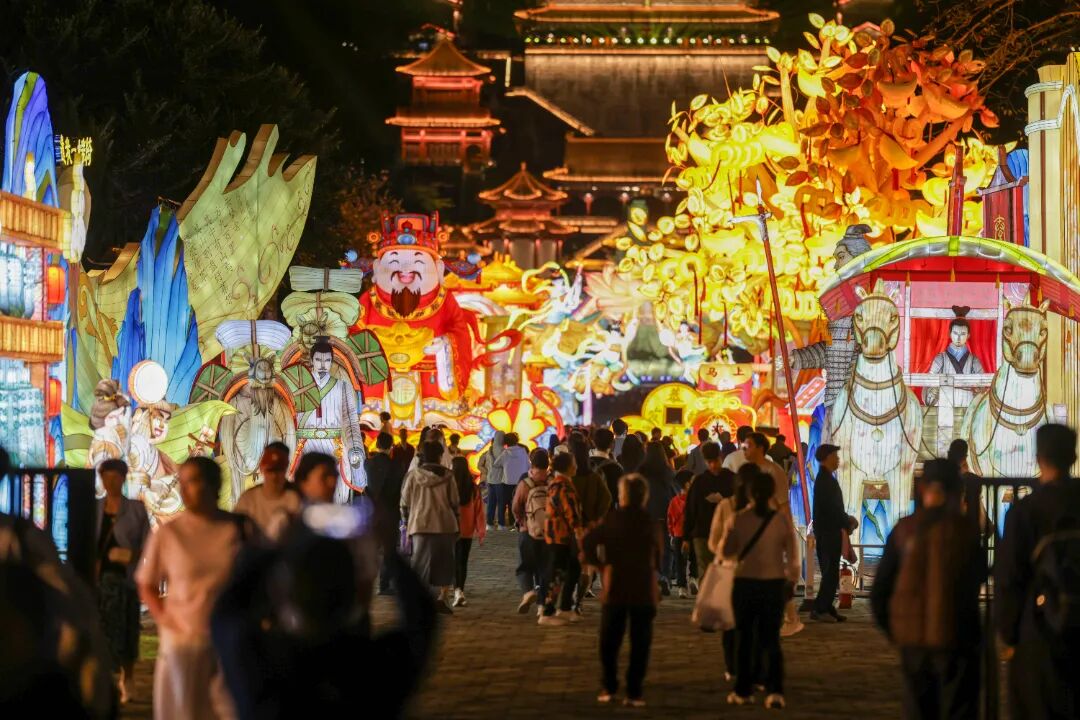 VoiceofPD's tweet image. Lantern shows add to the festive vibe across China

As the #LanternFestival falls on March 3, lantern shows across #China are in full swing. The lanterns on display feature not only traditional intangible #culturalheritage but also integrate modern technology. This photo