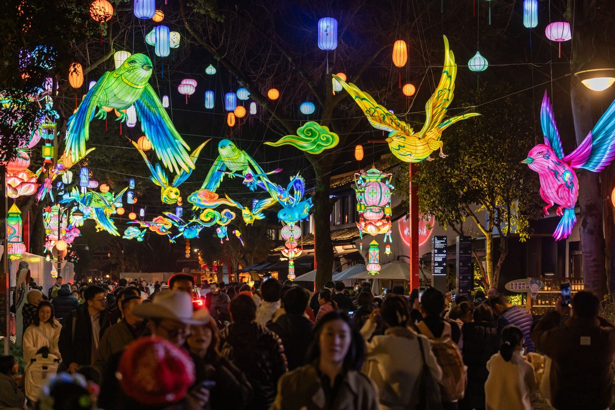 VoiceofPD's tweet image. Lantern shows add to the festive vibe across China

As the #LanternFestival falls on March 3, lantern shows across #China are in full swing. The lanterns on display feature not only traditional intangible #culturalheritage but also integrate modern technology. This photo