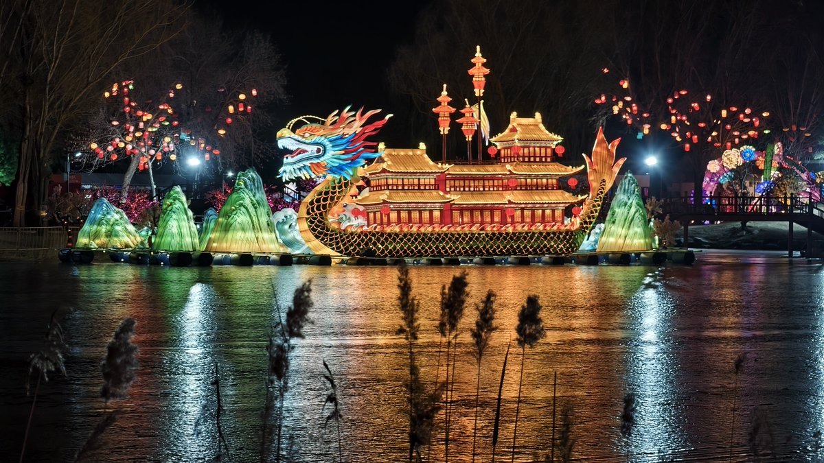VoiceofPD's tweet image. Lantern shows add to the festive vibe across China

As the #LanternFestival falls on March 3, lantern shows across #China are in full swing. The lanterns on display feature not only traditional intangible #culturalheritage but also integrate modern technology. This photo