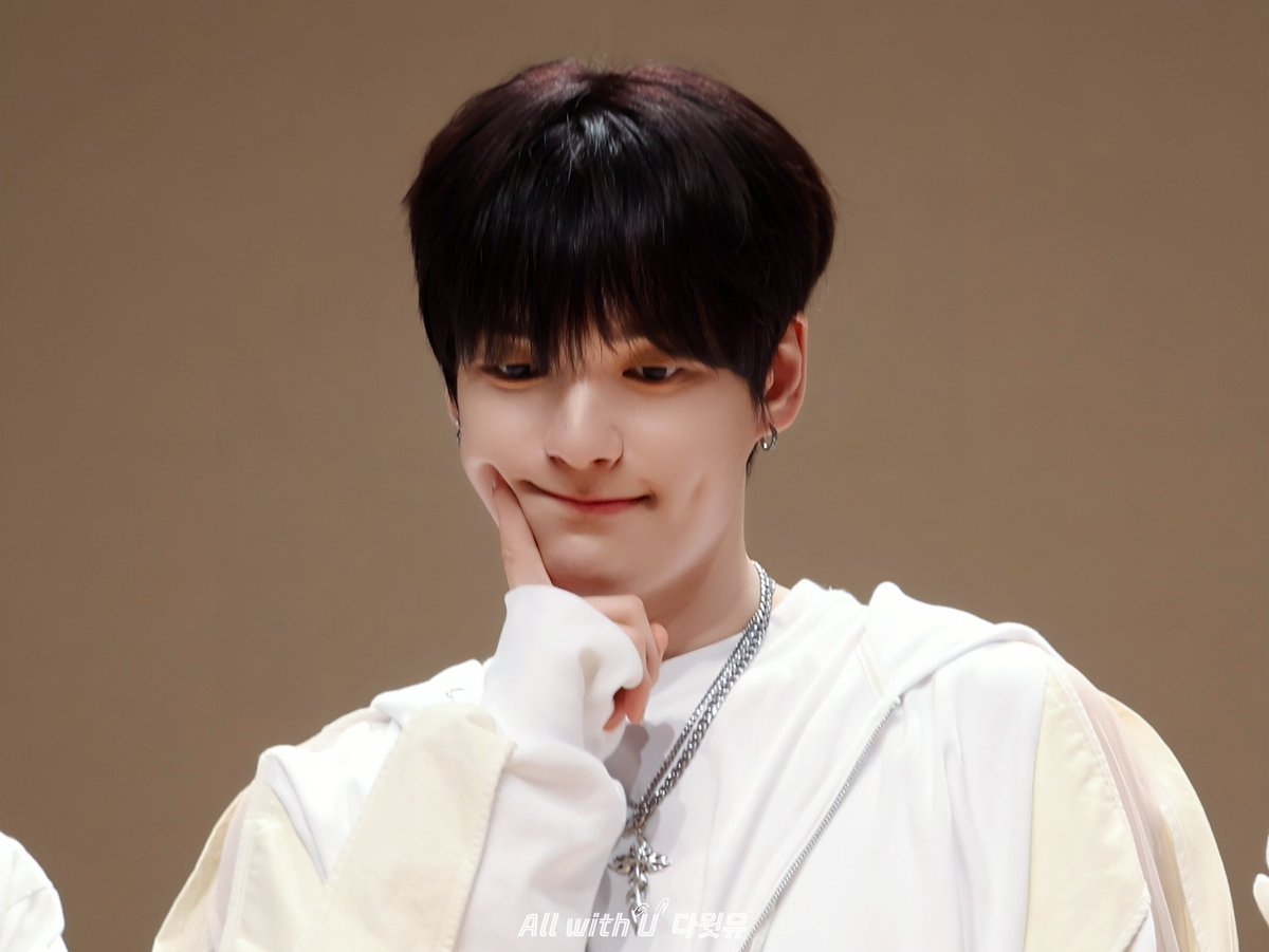 250831 프롬스토어

👉🏻말랑말랑말랑...

#이펙스 #위시 #EPEX #WISH #곽다윗