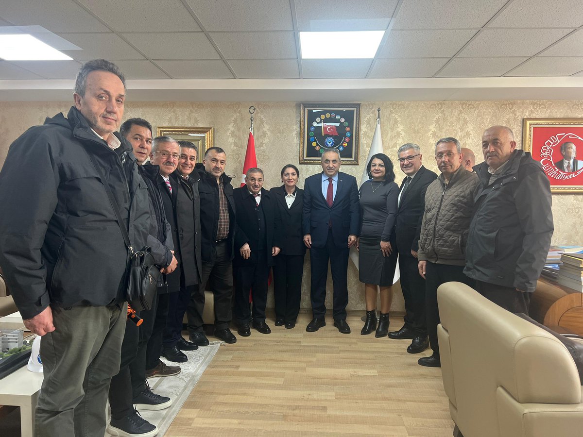TurkesGuney's tweet photo. 📌 Hazine ve Maliye Görevde Yükselme ve Unvan Değişikliği yazılı sınavında başarılı olan üyelerimiz; sendikamız tarafından kendilerine verilen eğitim için teşekkür ziyaretinde bulundular.

📌 Başarılarından dolayı kendilerini tebrik ediyor, nazik ziyaretleri için teşekkür ediyoruz.

📌 Türk Büro-Sen eğitimde de lider sendikadır.