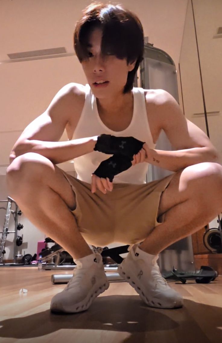 ⠀
     “เทรนเสร็จแล้วคุณไปไหนต่อ”
     “ผมนัดเพื่อนกินข้าวแถวนี้ ทำไมครับ?”
     “เบียร์สักแก้วก่อนกลับไหมครับ”
     “คุณ วันพระเขาไม่ขาย”

     จีนชักสงสัย ทำไมมายิมทีไรจบที่เทรนเนอร์ชวนไปดื่มทุกที ปกติต้องห้ามกันสิ ทั้งคาร์บทั้งแคล ชีวิตเขาจะเจอแต่คนแปลกไปถึงเมื่อไหร่.
⠀