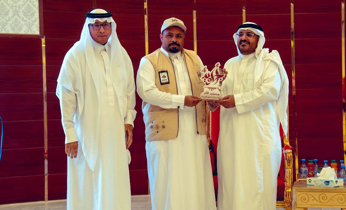 TMediaA1812's tweet photo. يسرّنا في جمعية الإعلام السياحي أن نُعبّر عن بالغ اعتزازنا بتكريم الجمعية بدرع مبادرة أجاويد، وذلك في ختام أمسية “مسار الوجهات السياحية” التي أُقيمت ضمن فعاليات المبادرة في محايل عسير.

وقد تسلّم الدرع رئيس مجلس الإدارة الأستاذ خالد آل دغيم من قائد أجاويد بالمحافظة الأستاذ جابر الشاعري، بحضور فريق العمل، في مشهدٍ يجسّد روح التعاون والعمل المشترك لخدمة الوجهة السياحية وتعزيز حضورها.

وأكد آل دغيم أن هذا التكريم لا يُمثّل شخصًا بقدر ما يعكس تقديرًا لرسالة الجمعية، ويجسد روح الشراكة والتكامل، والتقدير لكل جهد يُبذل لخدمة الوجهة وتنمية محتواها السياحي. وأضاف أن الإعلام السياحي ليس مجرد تغطية للفعاليات، بل هو مسؤولية في إعادة قراءة المكان، واكتشاف ميزاته النسبية، وصياغته كقصة تُعاش وتُروى بثقة، بما يسهم في صناعة صورة ذهنية إيجابية ومستدامة.

كما ثمّن رئيس المجلس هذا التقدير، مقدمًا شكره للأستاذ جابر الشاعري ولفريق أجاويد على هذه اللفتة الكريمة، ولكل من أسهم في إنجاح الأمسية، سائلًا الله التوفيق لمواصلة العمل في مسار تطوير الوجهات السياحية، وتعزيز حضور محايل عسير بما يليق بتاريخها وإنسانها وطبيعتها.
@ajaweedAseer 
@emartasir