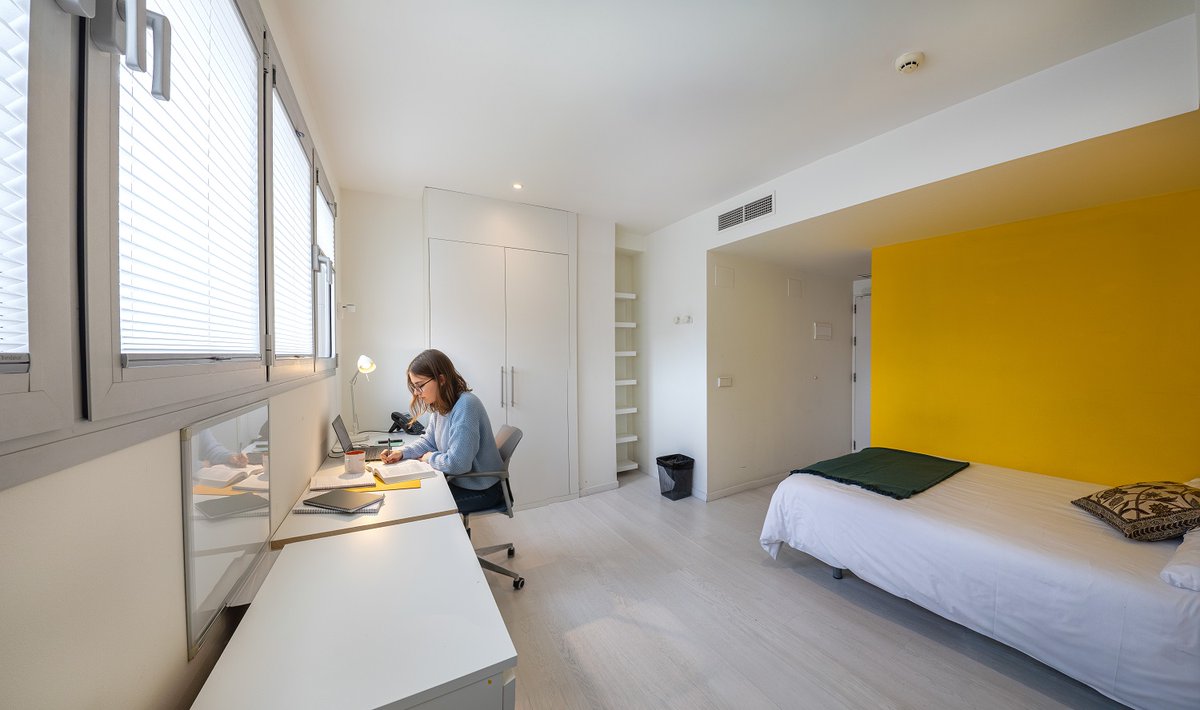 MasterHomeResi's tweet photo. ✨ Habitaciones Superiores en MasterHome Madrid: más espacio, mejor luz, zona de estudio y baño privado. El equilibrio perfecto entre comodidad y concentración para tu etapa universitaria. 💚🖤

#ResidenciaEstudiantes #ResidenciaMadrid #EstudiantesMadrid #MIR #MIR2027 #2MIR27 https://t.co/hgTn5Bwmtx
