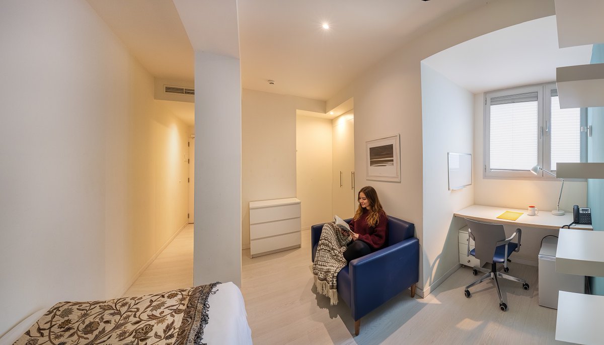 MasterHomeResi's tweet photo. ✨ Habitaciones Superiores en MasterHome Madrid: más espacio, mejor luz, zona de estudio y baño privado. El equilibrio perfecto entre comodidad y concentración para tu etapa universitaria. 💚🖤

#ResidenciaEstudiantes #ResidenciaMadrid #EstudiantesMadrid #MIR #MIR2027 #2MIR27 https://t.co/hgTn5Bwmtx
