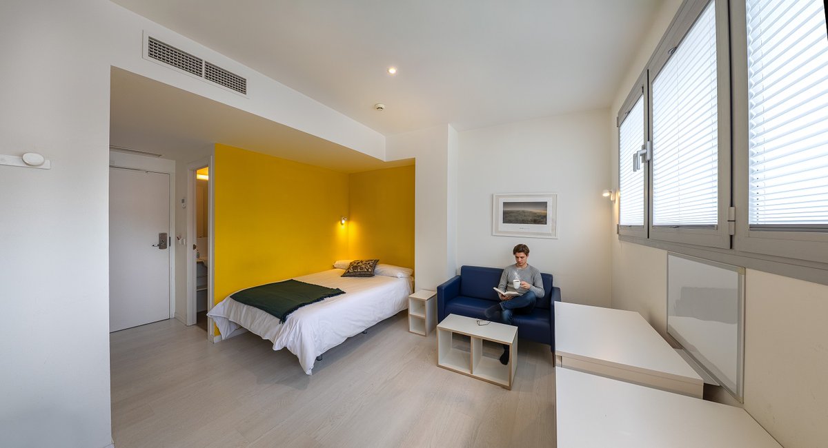 MasterHomeResi's tweet photo. ✨ Habitaciones Superiores en MasterHome Madrid: más espacio, mejor luz, zona de estudio y baño privado. El equilibrio perfecto entre comodidad y concentración para tu etapa universitaria. 💚🖤

#ResidenciaEstudiantes #ResidenciaMadrid #EstudiantesMadrid #MIR #MIR2027 #2MIR27 https://t.co/hgTn5Bwmtx