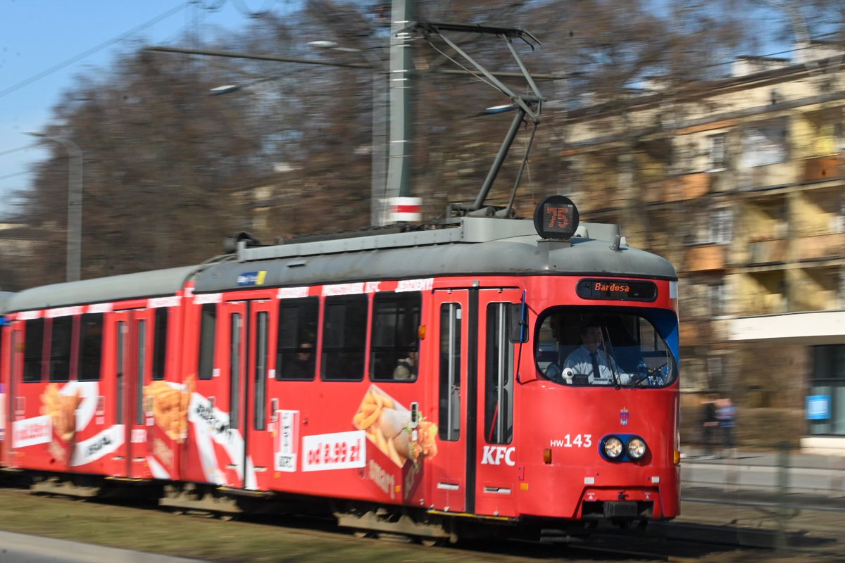 こんな旧型車に全面ラッピングすな！！()