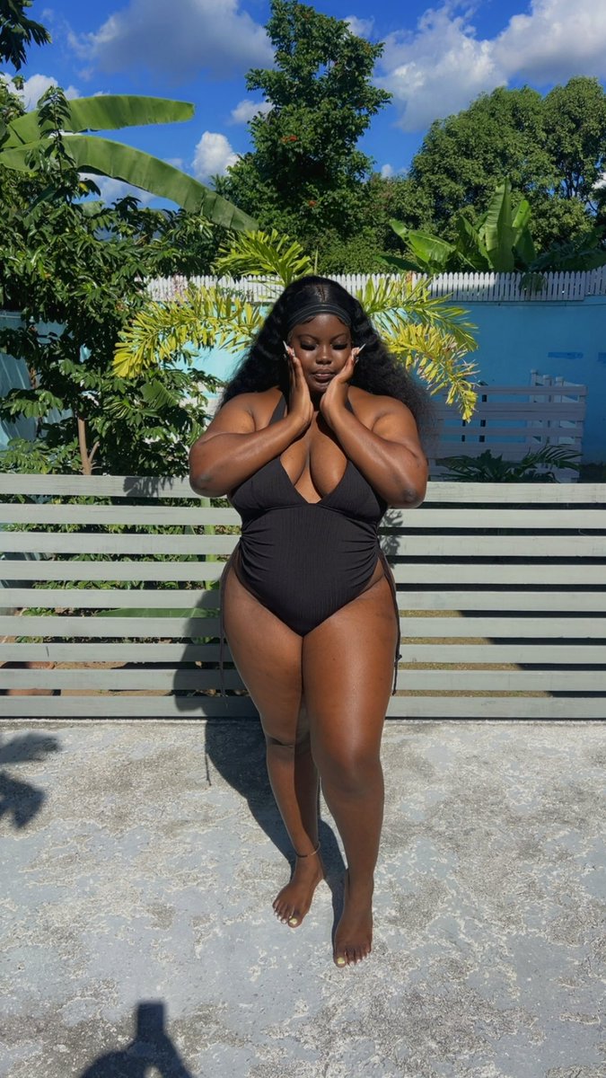 MissDonRose's tweet photo. 🙃🖤 https://t.co/5QIoBtXZu4