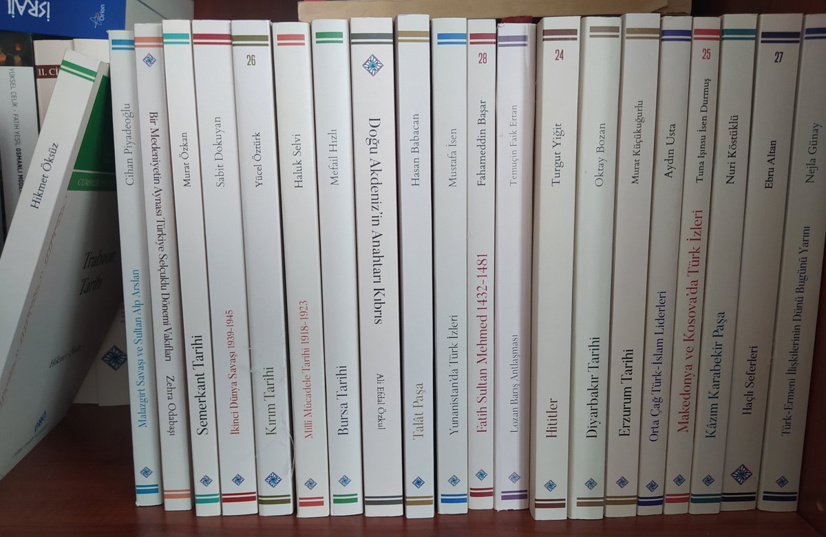 ahmetozcantarih's tweet photo. Türk Tarih Kurumu genel okura yönelik hazırladığı 100 kitaplık serisinin birçoğunu yayımladı. Kitap fuarlarında TTK'nın en çok ilgi çeken kitapları bunlar. Kurumun bir tırdan oluşan seyyar mağazası; eski bir yöntemi yeni nesil mağaza şeklinde uyarlayıp, canlandırdı. Şu anda Türkiye'nin hangi şehrindedir bilmem, ama belirli akademisyenler dışındakilerin bulamadığı bir imkanı; akademisyen-okur buluşmasını büyük fuarların dışında genişletiyor.  Bu seri sayesinde okur akademik bilgiyi rafine sunum halinde bulabilecek. Yazarların bir kısmının daha önce bu türden kitapları olsa da büyük bir kısmı akademik bilgiyi genel okura ulaştırma konusunda ilk tecrübelerini yaşamış görünüyorlar. Bu tecrübe umarım daha geniş okura ulaşabilecek benzer kitaplar yazmalarının önünü açar ve akademisyenler bazı popüler isimler dışında birbirini dahi okumak zahmetini göstermeyen muhataplarının dışında bir kitleye ulaşabilirler.