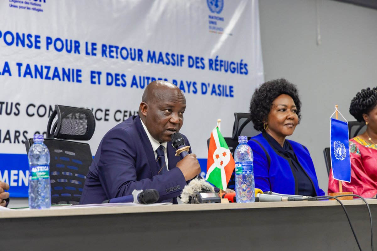 UNHCR_Burundi's tweet photo. Face au retour massif de réfugiés burundais en provenance de🇹🇿, le @MininterInfosBi 🇧🇮a lancé le Plan de réponse national, aux côtés du #HCR @UN_Burundi &amp;un appel urgent pour mobiliser les ressources nécessaires, répondre aux besoins immédiats &amp;garantir une réintégration durable. https://t.co/oBzVlAsLaG