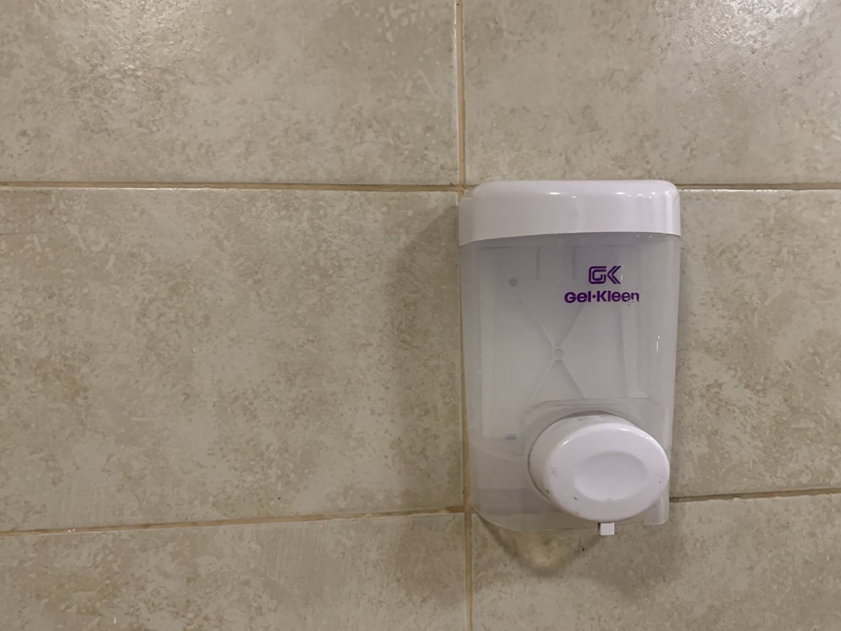 clientemx's tweet photo. @WalmartMXyCAM Pues sigan trabajando en eso, pero también verifiquen la limpieza de sus instalaciones por ejemplo los sanitarios son un asco. Ni jabón para lavarse las manos tienen disponible. ¿Tan rápido se les olvido el COVID? Que falta de higiene.. lamentable. https://t.co/RzcJyPMEzK