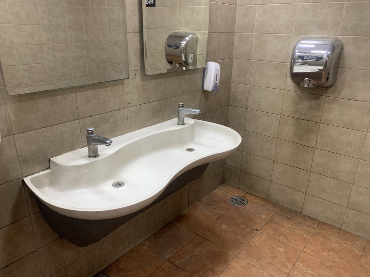 clientemx's tweet photo. @WalmartMXyCAM Pues sigan trabajando en eso, pero también verifiquen la limpieza de sus instalaciones por ejemplo los sanitarios son un asco. Ni jabón para lavarse las manos tienen disponible. ¿Tan rápido se les olvido el COVID? Que falta de higiene.. lamentable. https://t.co/RzcJyPMEzK