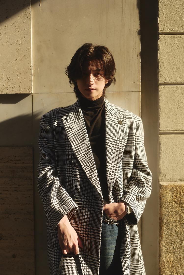 ส่องลุควันสบายๆ “กลัฟ คณาวุฒิ“ BA GUCCI หลังร่วมชมโชว์ Gucci PRIMAVERA ที่อิตาลี

BA GULF WITH GUCCI FW26
#GULFxGucciMFW26​
#GulfKanawut #กลัฟคณาวุฒิ <a href="/gulfkanawut/">gulfkanawut</a>
#GucciPrimavera #MFW26 #Gucci

ส่งตรงลุคในวันพักผ่อนหลังจบแฟชั่นโชว์ของ “กลัฟ–คณาวุฒิ ไตรพิพัฒนพงษ์” ตัวแทน Gucci