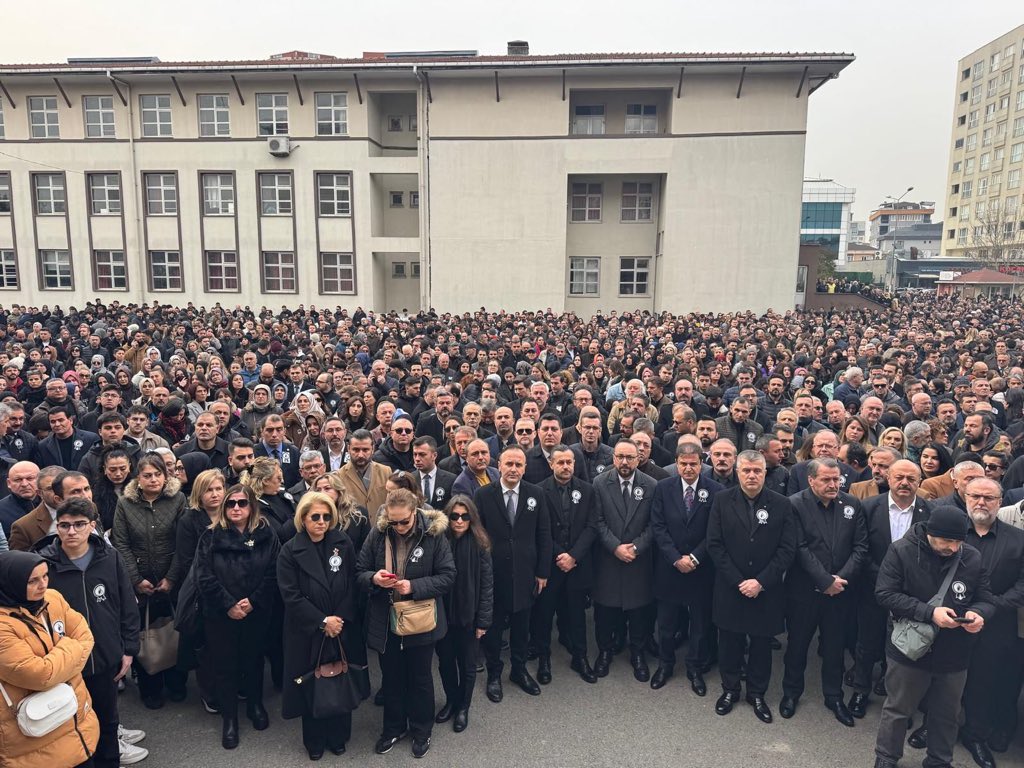 MEB Yusuf Tekin, 13 saattir ortalıkta yok. Öğrencisinin katlettiği Öğretmen Fatma Nur Çelik için olayın yaşandığı okulda yapılan törene de katılmadı. Çok çok daha önemli bir işi olmalı (!) Yerine yardımcısı Nazif Yılmaz’ı yolladı. Vali ve yandaş sendika başkanı da orada. En büyük